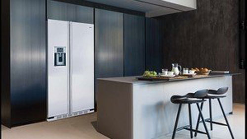 Mit dem Einbausatz können Sie einen amerikanischen Kühlschrank in Ihrer Küche installieren